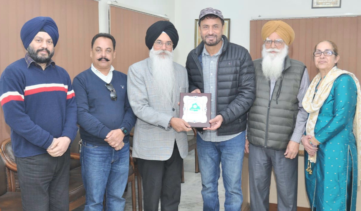 Prominent Punjabi lyricist and singer Debi Makhsuspuri honored at Dhahan Kleran